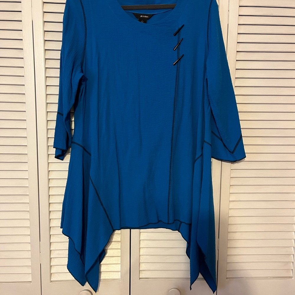 Ali Miles polyester, rayon and spandex tunic dressy top.  Loose fit flare.